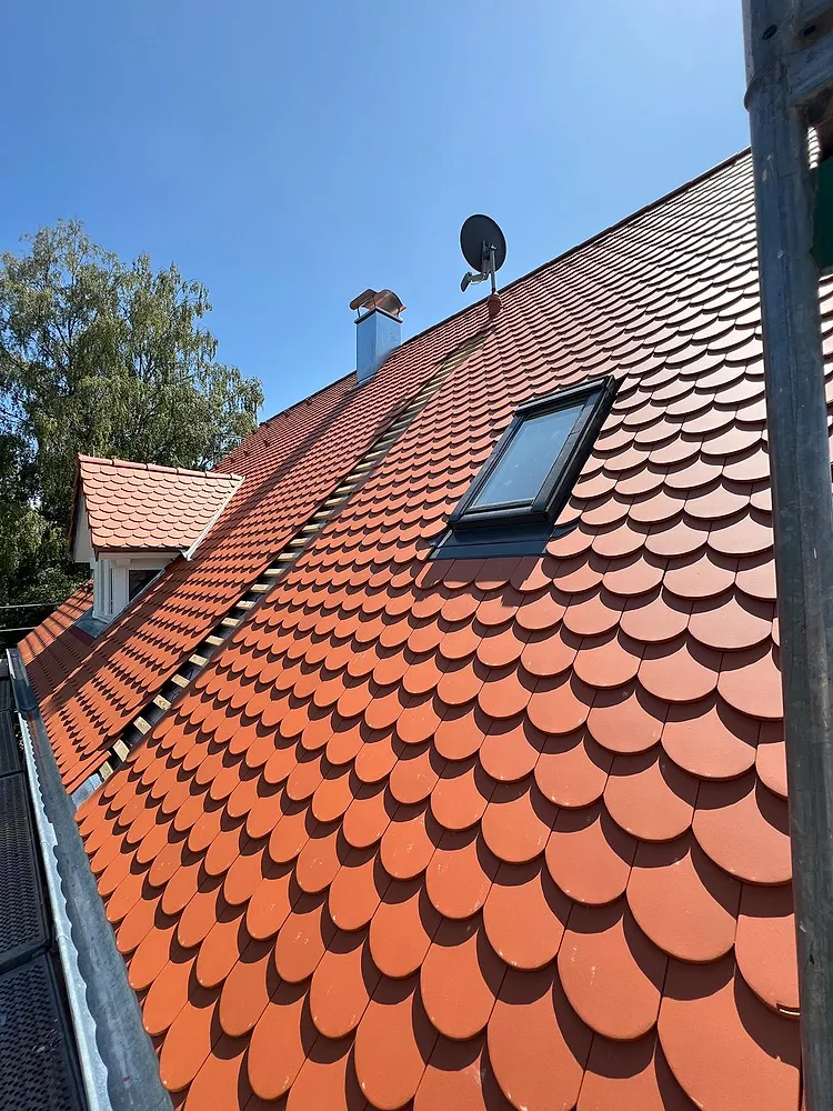 Biberschwanzziegel auf einem Wohnhaus, gedeckt von HolzHausBau Odermatt