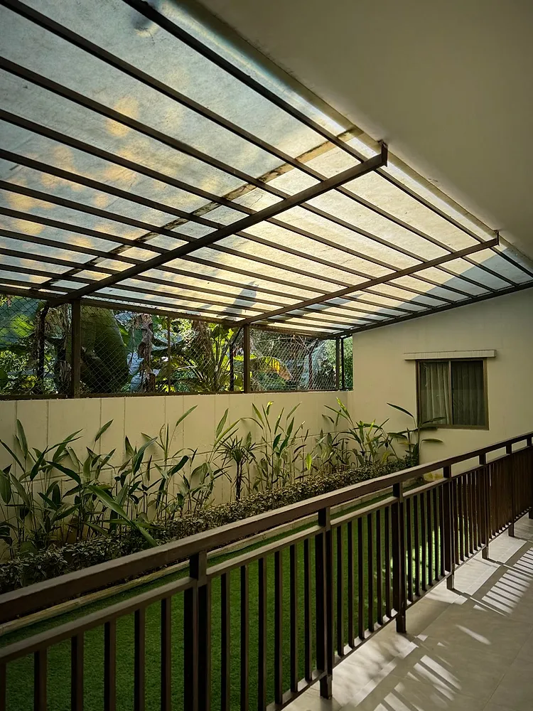 Terrassenüberdachung aus lichtdurchlässigen Kunststoffplatten