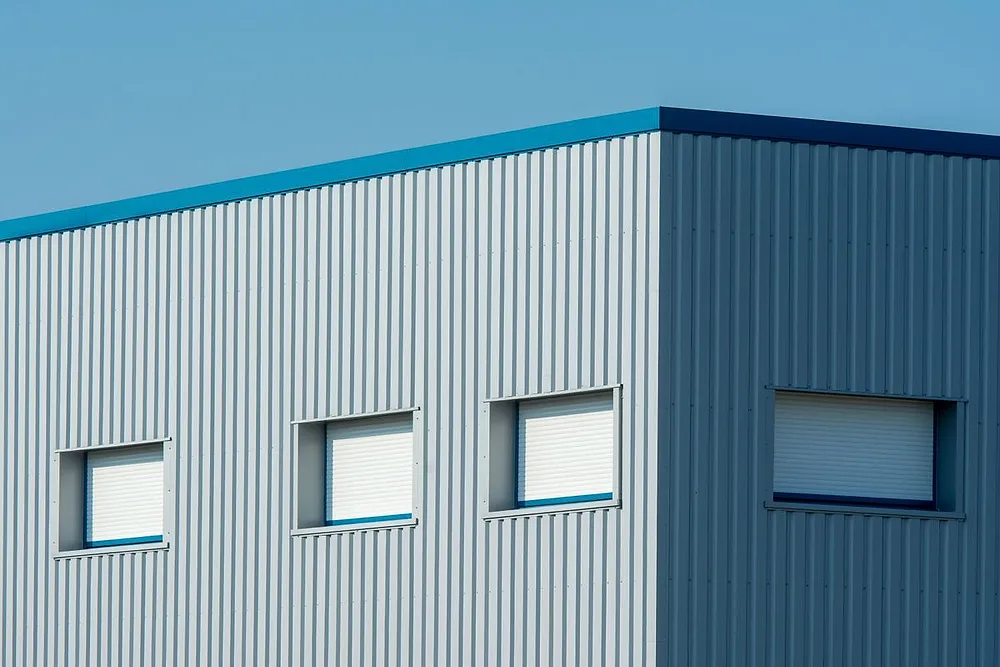 Hallenfassade aus Sandwichpaneelen