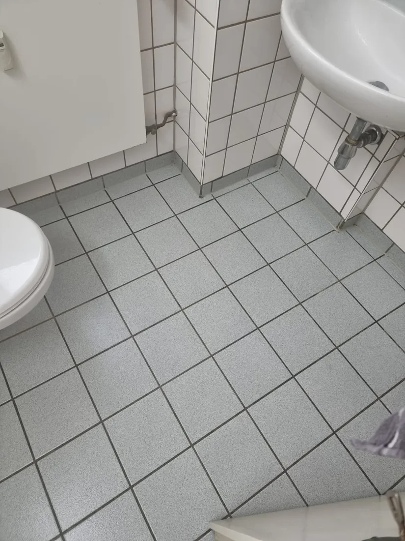 Fliesenboden im Sanitärbereich nachher