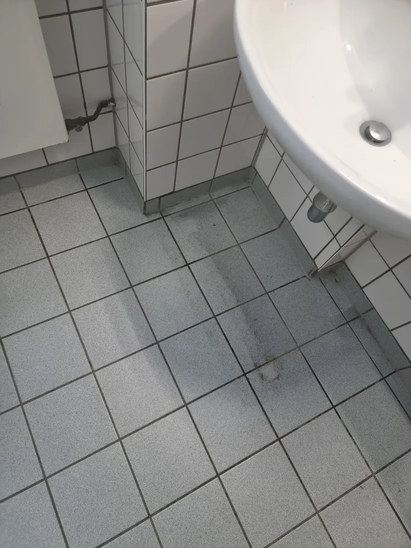 Fliesenboden im Sanitärbereich vorher