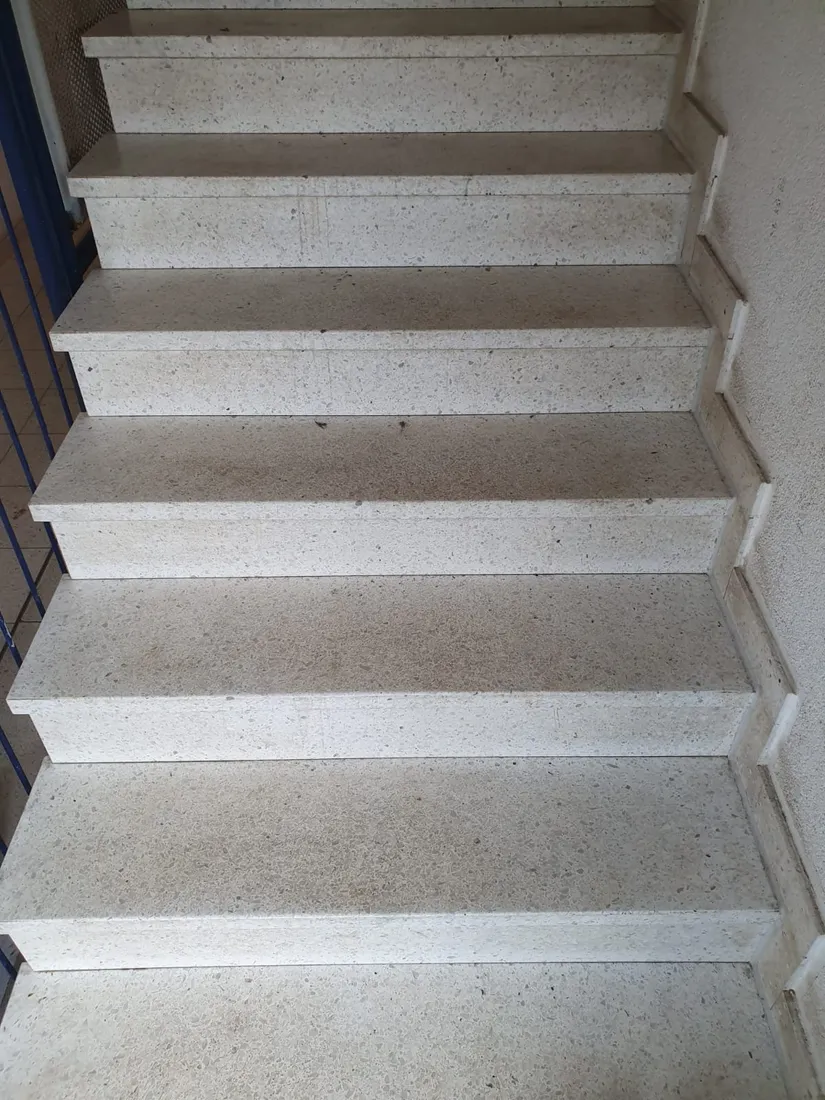 Treppenhaus aus Betonwerkstein vorher
