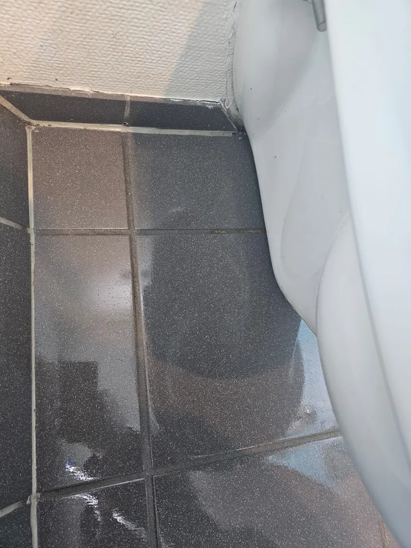 Fliesen am Urinal nachher