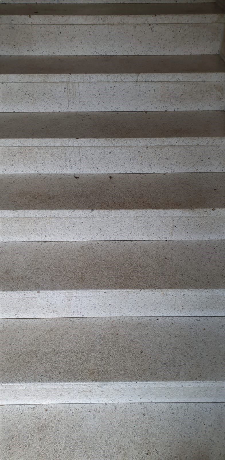 Treppenhaus aus Betonwerkstein vorher