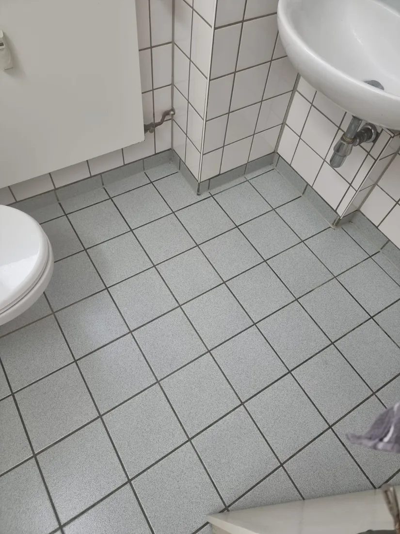 Fliesenboden im Sanitärbereich nachher