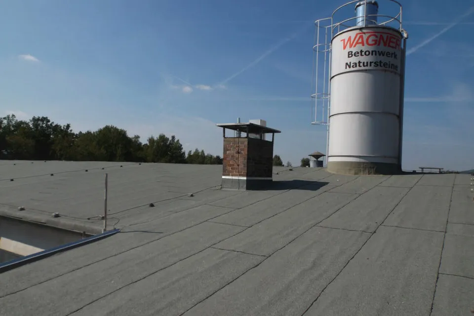 Abdichtungsarbeiten an einem Flachdach